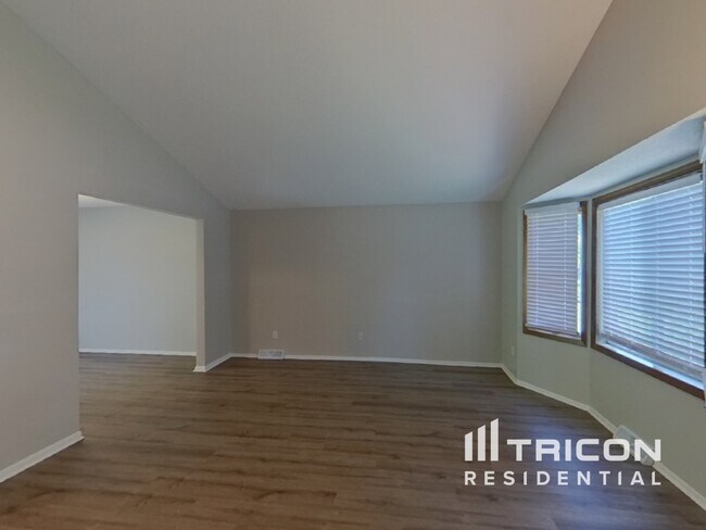 13638 Elkwood Dr in Apple Valley, MN - Foto de edificio - Building Photo