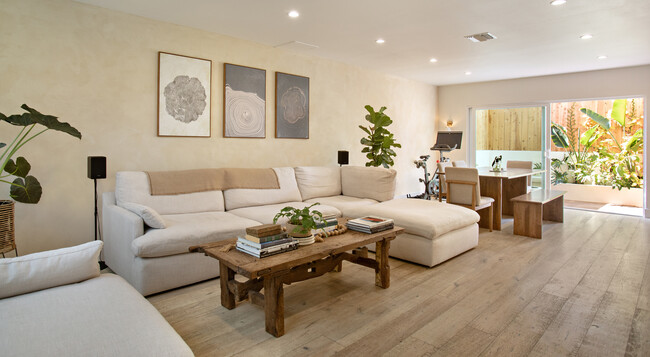 9015 Cynthia St in West Hollywood, CA - Building Photo - Building Photo