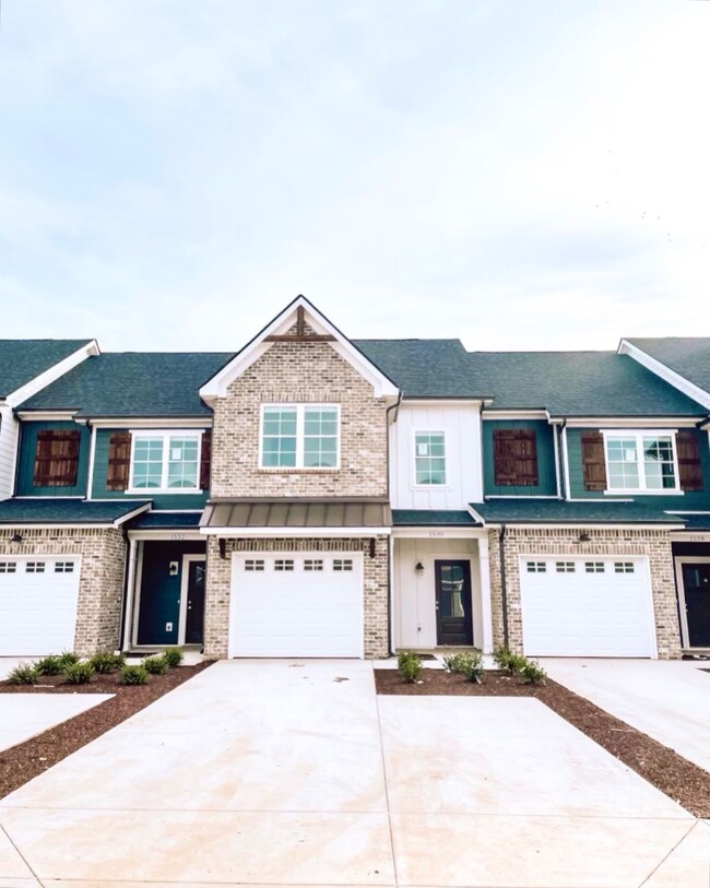 Oakwood Village Townhomes in Murfreesboro, TN - Foto de edificio - Building Photo