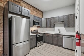 28 W Main St in Somerville, NJ - Building Photo - Building Photo