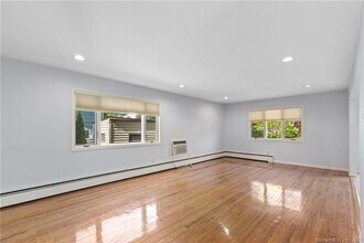 2 Walker Ct in Greenwich, CT - Building Photo - Building Photo