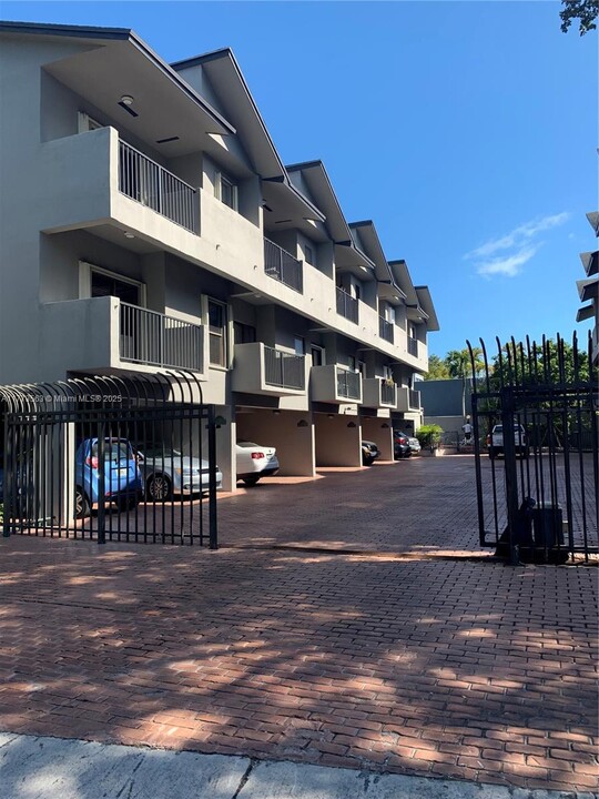 2999 Bridgeport Ave in Miami, FL - Building Photo