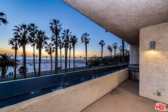 2221 Ocean Ave in Santa Monica, CA - Building Photo - Building Photo