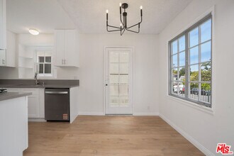 10534 Eastborne Ave in Los Angeles, CA - Building Photo - Building Photo