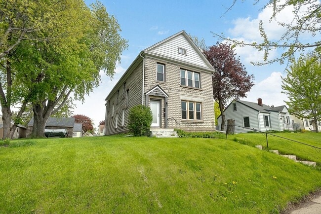 1360 Dale St N in St. Paul, MN - Building Photo - Building Photo