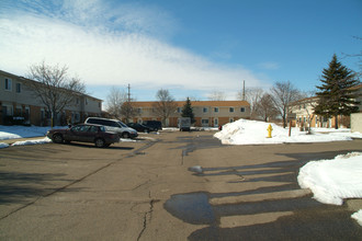 Woodland Square Apartments in Pontiac, MI - Building Photo - Building Photo