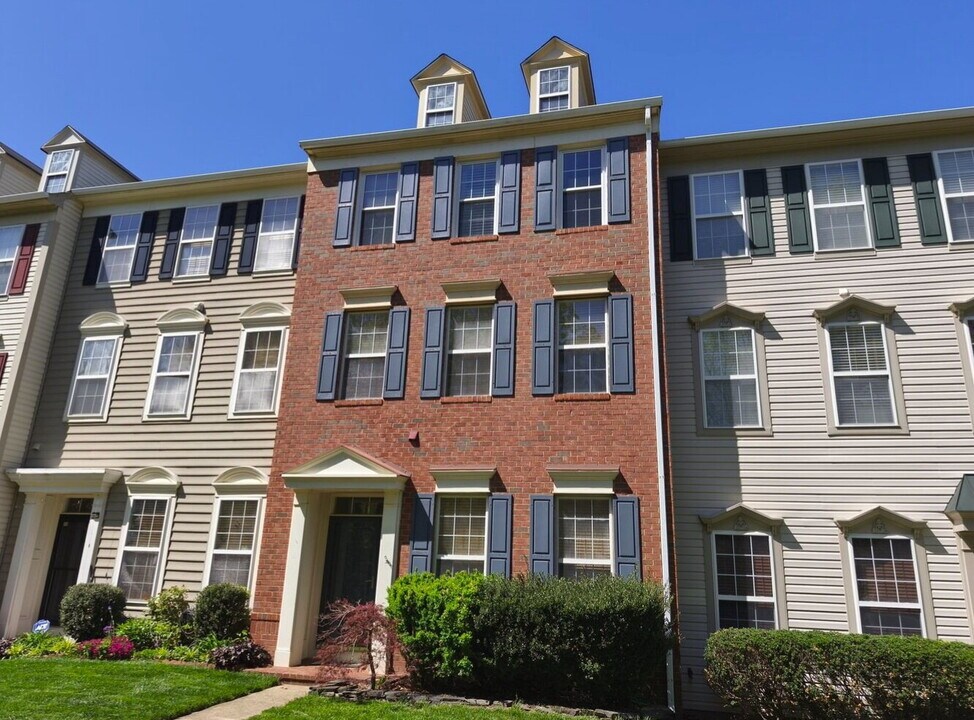 42747 Stadler Ln in Chantilly, VA - Building Photo