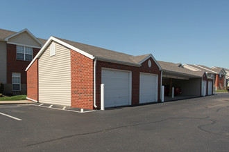 Lakeshore Apartments in Evansville, IN - Foto de edificio - Building Photo