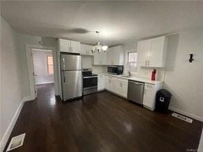 64 Wawayanda Ave in Middletown, NY - Building Photo - Building Photo