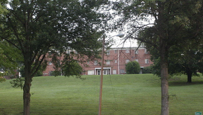 Lee Garden Apartments in Bristol, VA - Building Photo - Building Photo