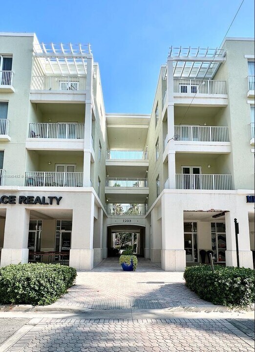 1203 Town Center Dr in Jupiter, FL - Building Photo