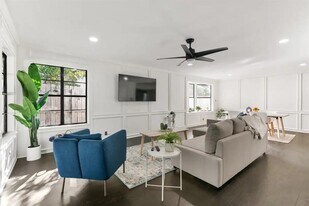 7009 Whispering Oaks Dr in Austin, TX - Building Photo