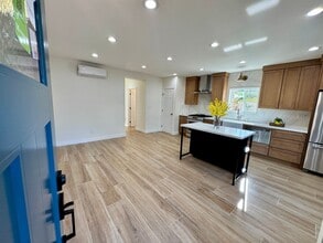 1018 W Maple Ave in Orange, CA - Foto de edificio - Building Photo