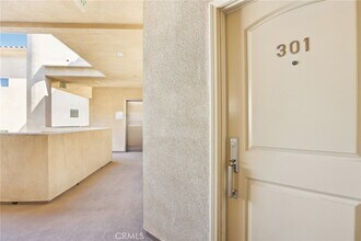 14343 Burbank Blvd in Los Angeles, CA - Building Photo - Building Photo