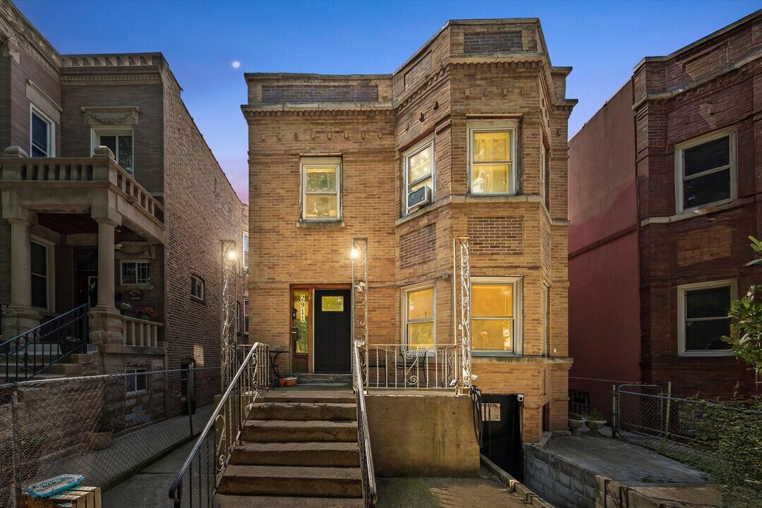 2911 W Belden Ave in Chicago, IL - Building Photo