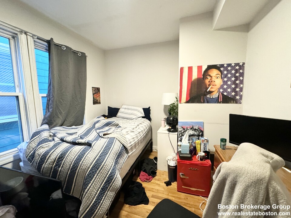 733 Parker St, Unit 2 in Boston, MA - Foto de edificio
