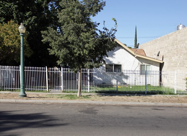 821 4th St in Modesto, CA - Foto de edificio - Building Photo