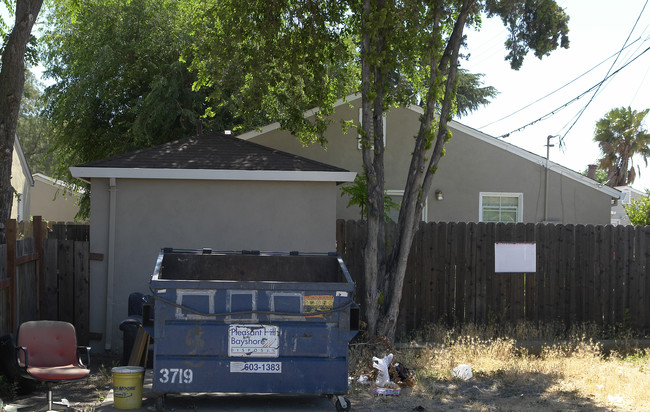 57-63 Mountain View Ave in Pittsburg, CA - Building Photo - Building Photo