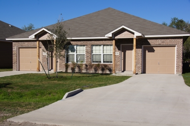 Three Rivers Duplex in Three Rivers, TX - Building Photo