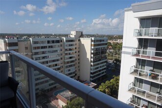 5085 NW 7th St in Miami, FL - Building Photo - Building Photo