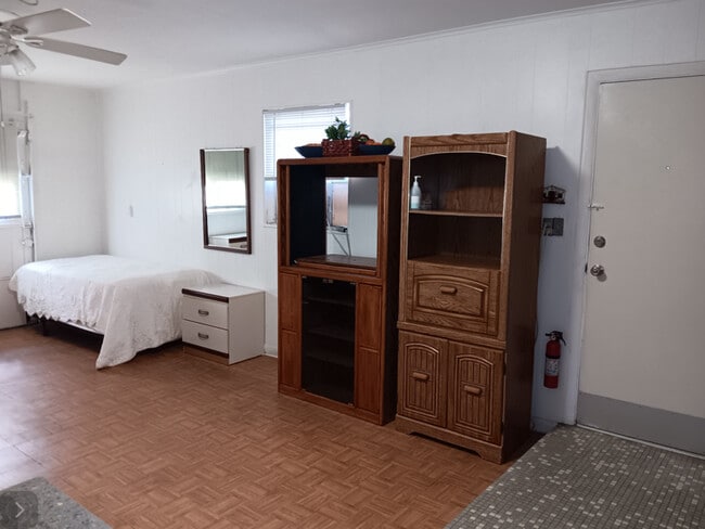 137 White St in Daytona Beach, FL - Foto de edificio - Building Photo