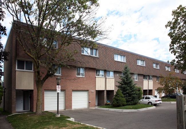 862-869 Tandridge Cres in Toronto, ON - Building Photo - Primary Photo