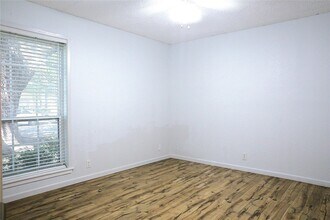 5323 Fleetwood Oaks Ave, Unit 156 in Dallas, TX - Foto de edificio - Building Photo