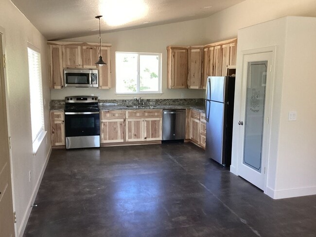 15671 Swasey Dr in Redding, CA - Building Photo - Building Photo