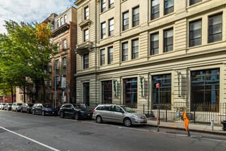 412 Bedford Ave in Brooklyn, NY - Foto de edificio - Building Photo