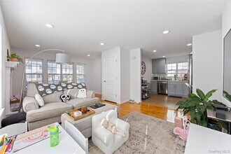 22 Dunwood Rd in Port Washington, NY - Building Photo - Building Photo