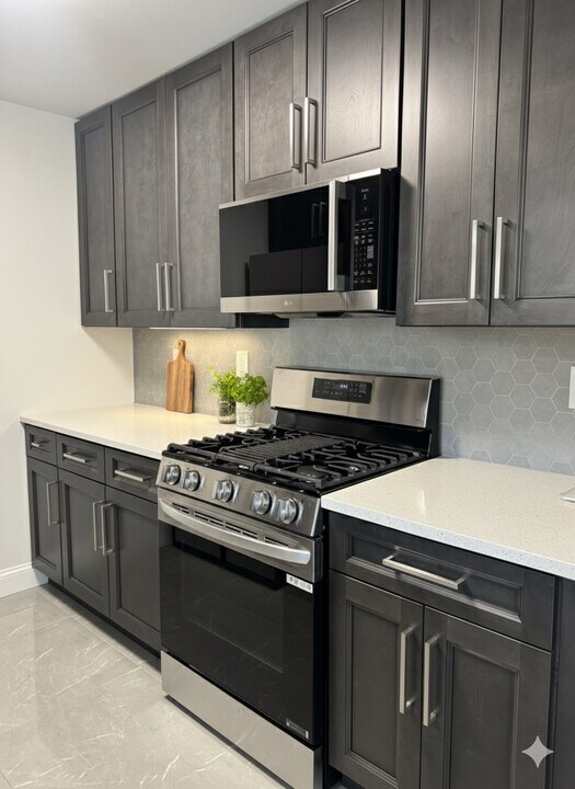 323 Stratford Pl, Unit 323 in Bound Brook, NJ - Building Photo