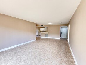 8781 Wiles Rd in Coral Springs, FL - Foto de edificio - Building Photo
