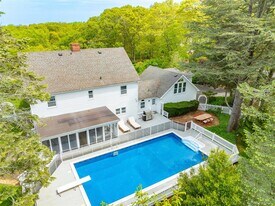 110 Sleepy Hollow Ln in Southold, NY - Building Photo