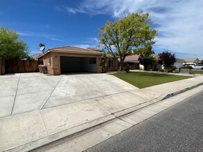 309 Calle Lechuga in Bakersfield, CA - Building Photo - Building Photo