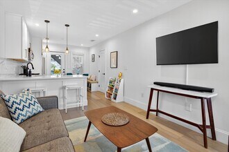 7 Bell Ct, Unit 2 in Boston, MA - Building Photo - Building Photo