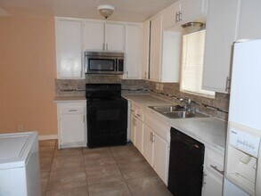 544 Greenbriar Townhouse Way in Las Vegas, NV - Building Photo - Building Photo