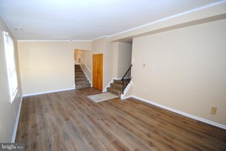 17 E Broad St-Unit -APT A in Burlington, NJ - Building Photo - Building Photo