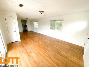 120 Pueblo St #D, Unit D in Spartanburg, SC - Foto de edificio - Building Photo