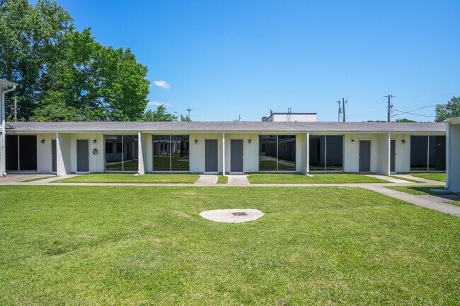Courtyard Apartment Homes in Meridian, MS - Building Photo - Building Photo