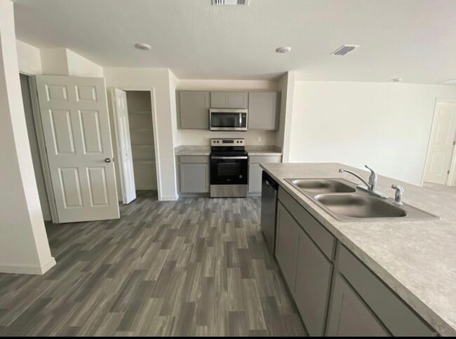 4602 SW Quezon St in Port St. Lucie, FL - Building Photo - Building Photo