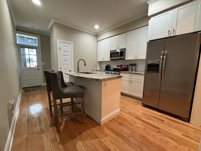 property at 143 N Kenwood Ave
