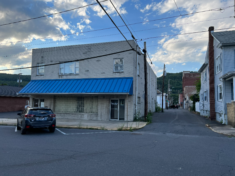 235 W Spruce St in Shamokin, PA - Building Photo