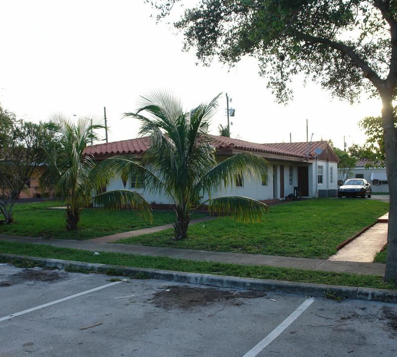 16931 NE 20th Ave in Miami, FL - Foto de edificio