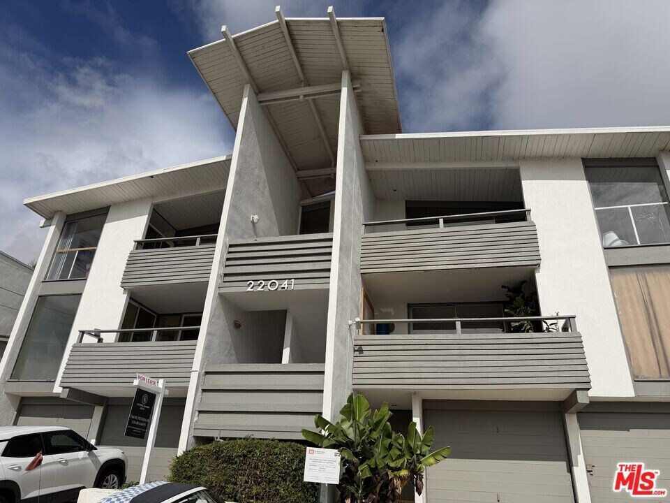 22041 Pacific Coast Hwy in Malibu, CA - Building Photo