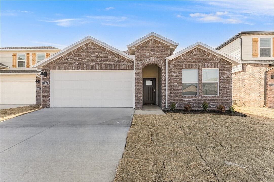 103 S Maroon Ave in Fayetteville, AR - Building Photo