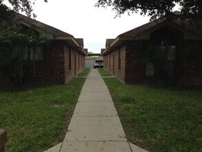 3706 Joby St, Unit 3 in Edinburg, TX - Foto de edificio - Building Photo