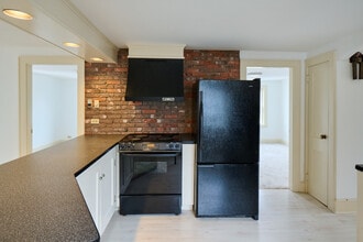 710 Coolidge Ave, Unit 2 in Manchester, NH - Foto de edificio - Building Photo