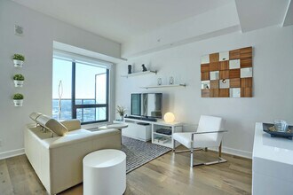 1055 Rue de la Montagne in Montréal, QC - Building Photo - Building Photo