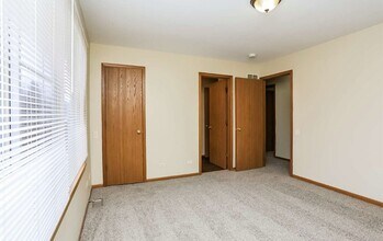 1138 Pin Oak Trail in Aurora, IL - Building Photo - Building Photo