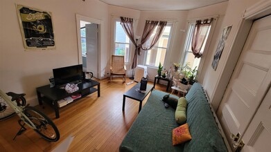 11 Saint Paul St, Unit 1 in Cambridge, MA - Foto de edificio - Building Photo